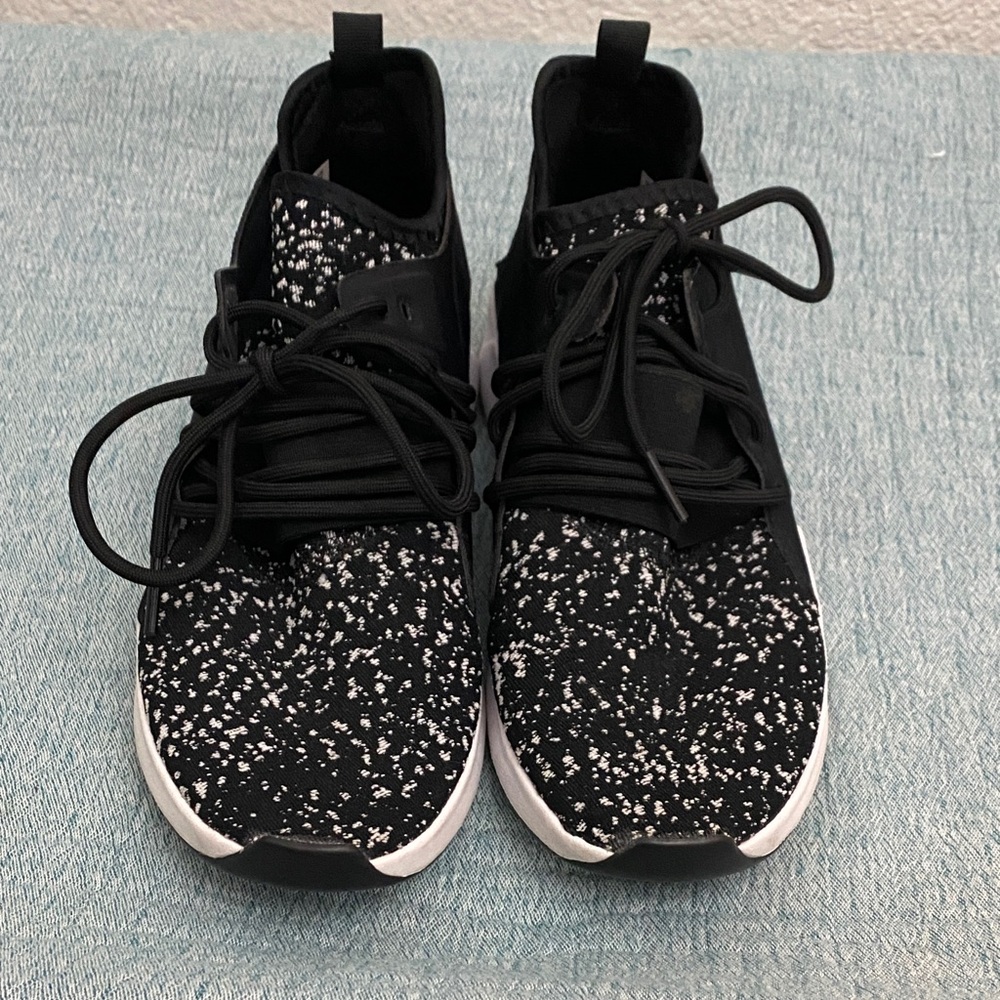 Reebok Black and White Sneakers Size (6) 🖤🐼